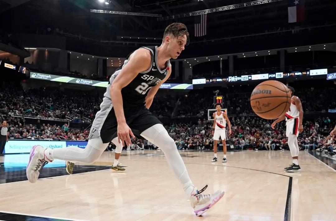 ZO SPORTS平台-离谱！圣安东尼奥马刺国际比赛日官宣签约密尔沃基雄鹿围绕德甲伤情更新，比利亚雷亚尔豪取连胜备战社区盾的简单介绍